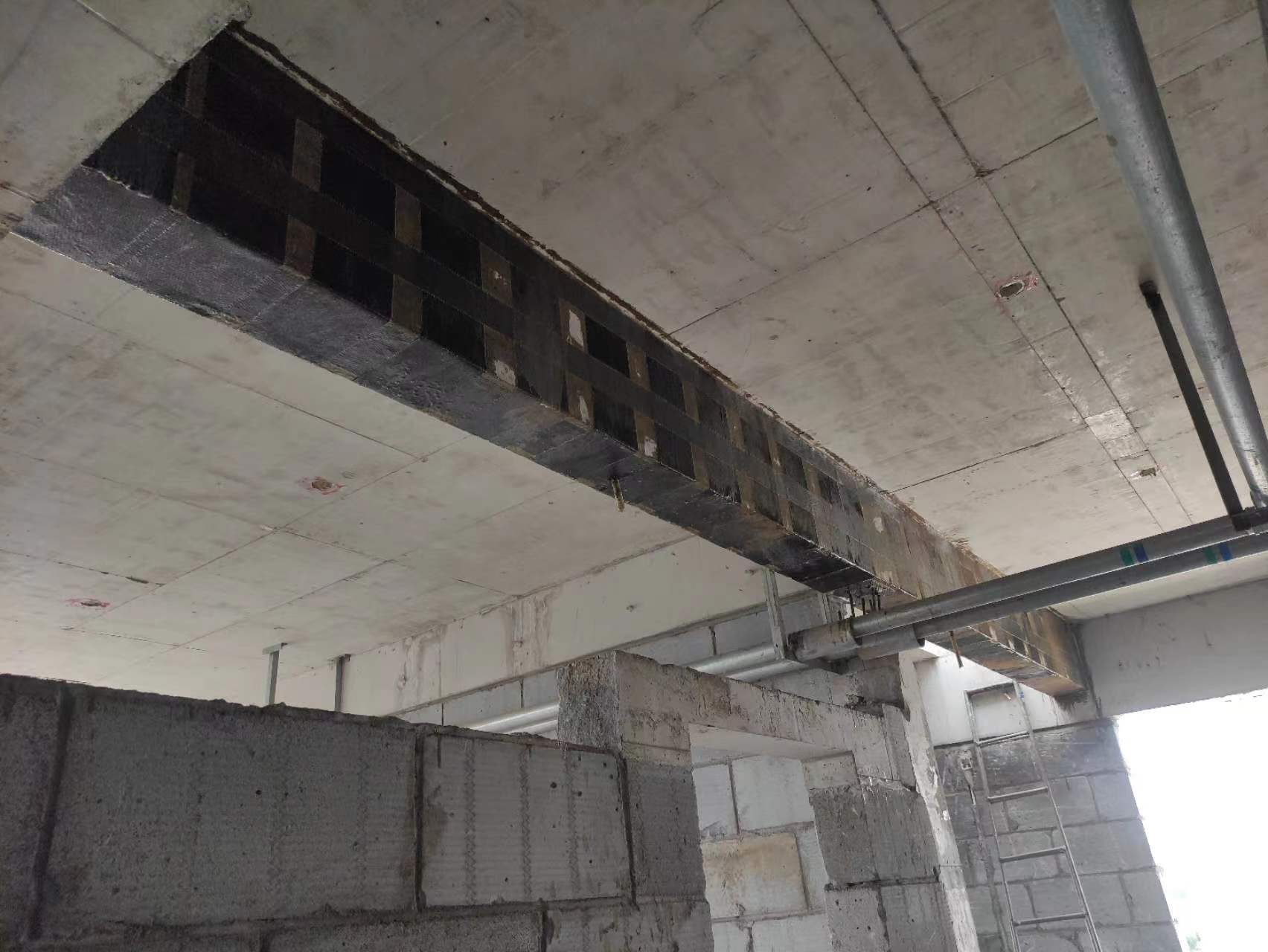 泸州现浇楼板开洞运用碳纤维加固和粘钢加固